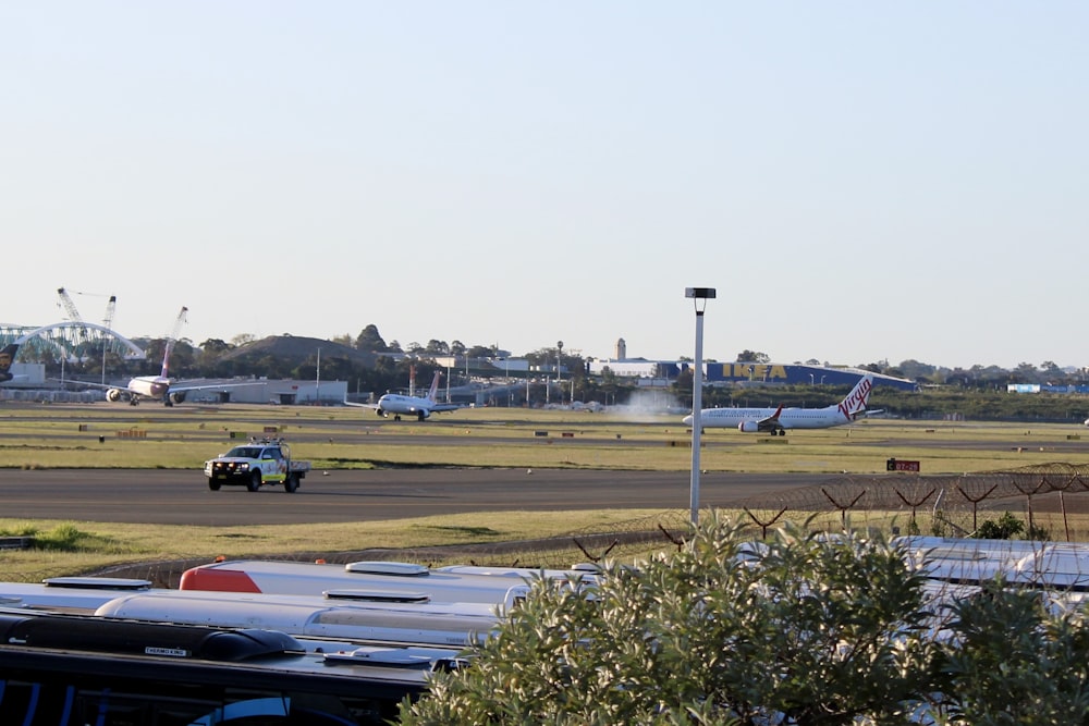 활주로에 비행기와 트럭이 있는 공항