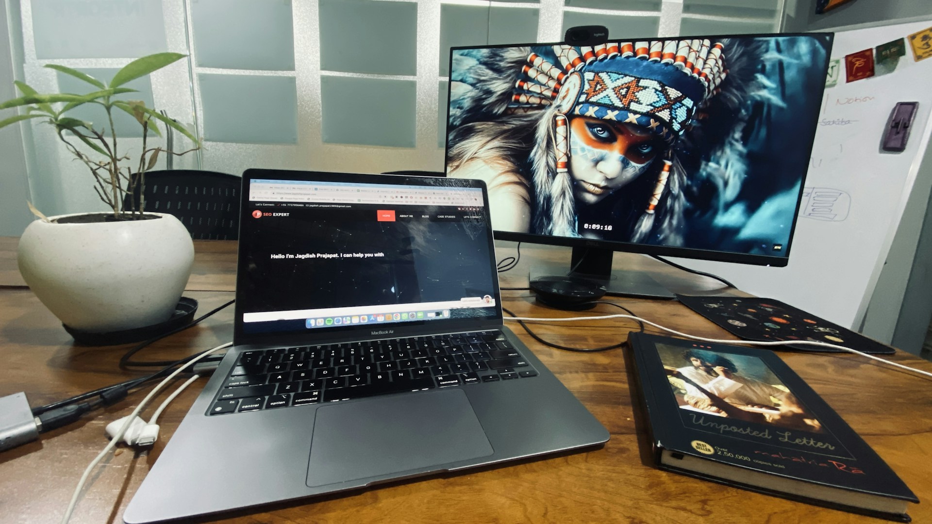 gray computer monitor