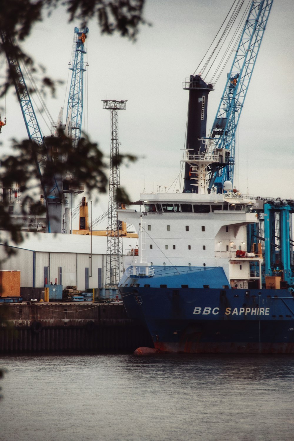 Un grand bateau bleu et blanc dans un plan d’eau