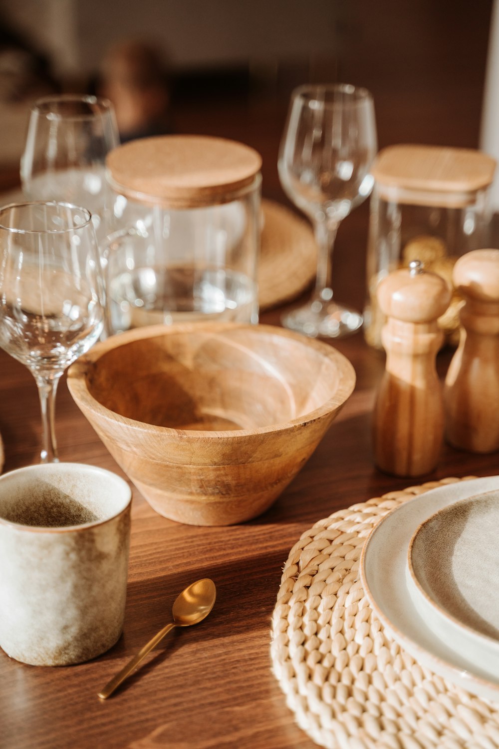una mesa de madera cubierta con platos y cuencos