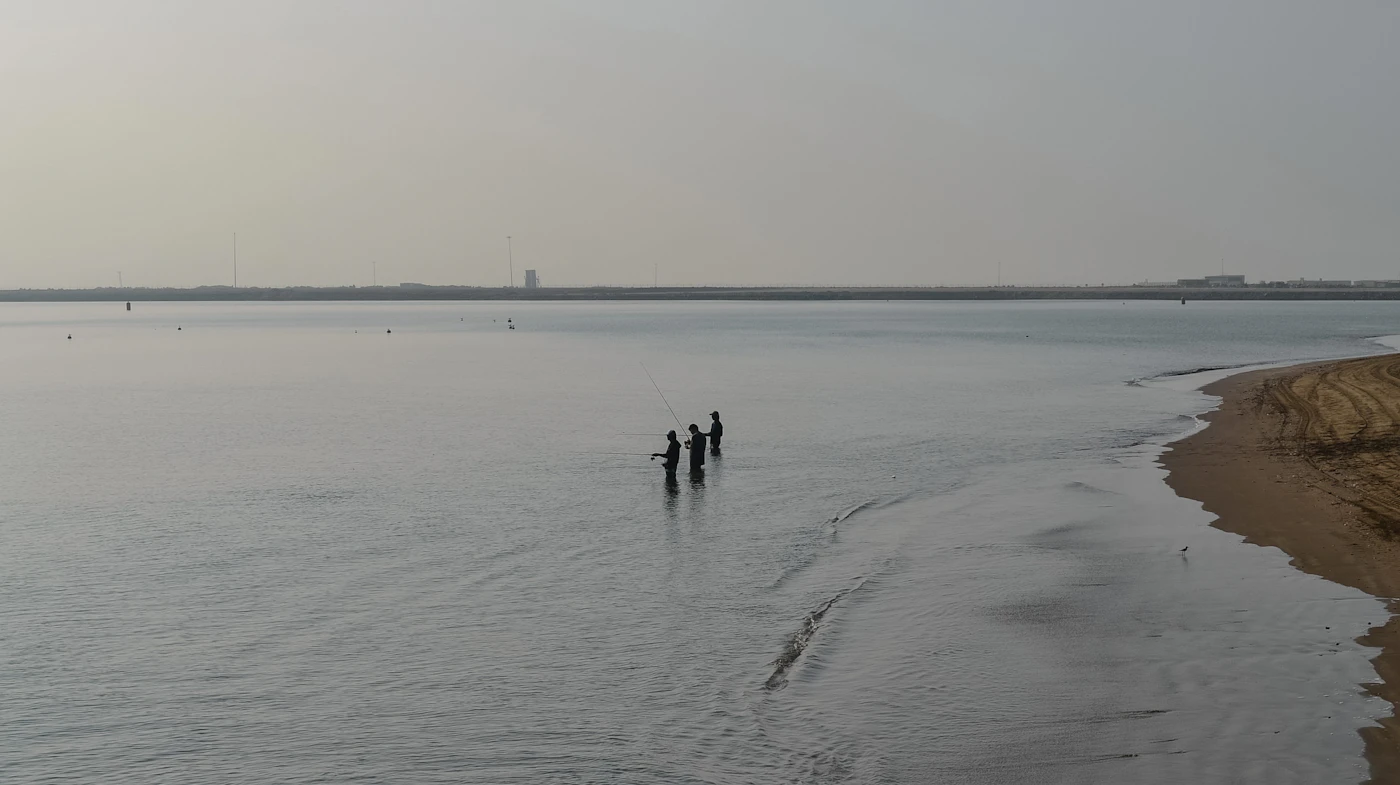 Menschen und Fischer am Strand von Fujairah