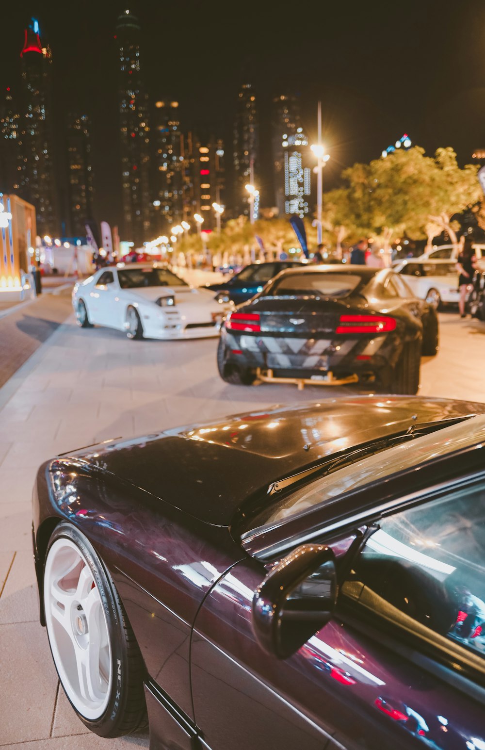 a city street filled with lots of parked cars