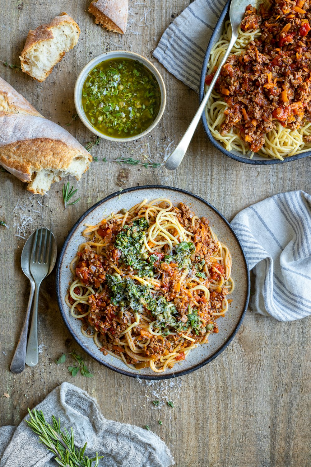 ein Teller Spaghetti mit Soße und Brot