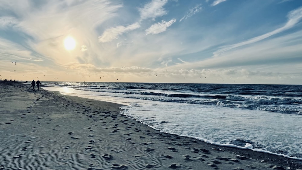 海の隣のビーチを歩くカップル