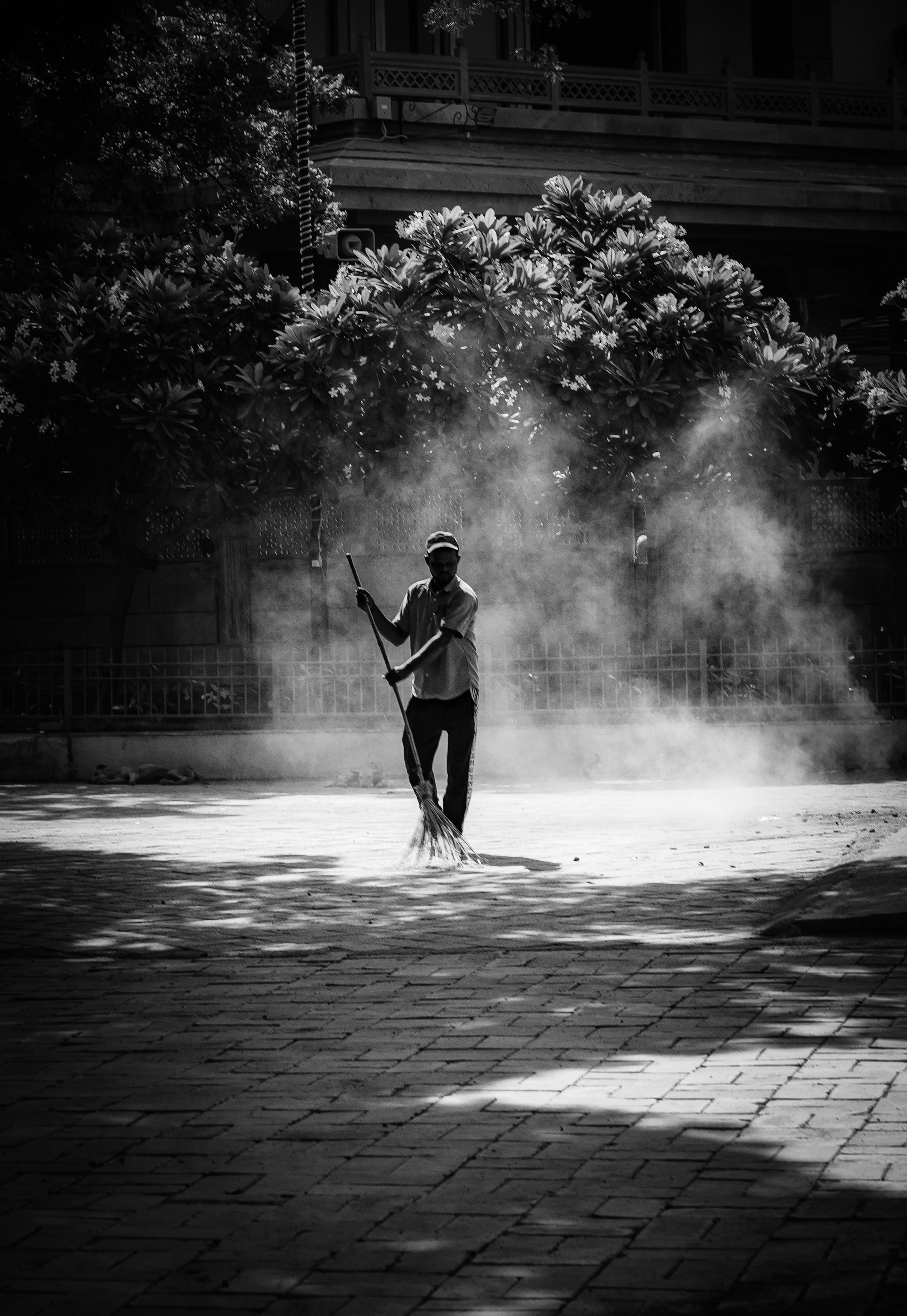 gray computer monitor