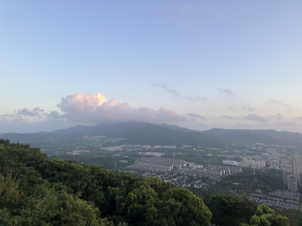 Una vista de una ciudad y montañas desde una colina