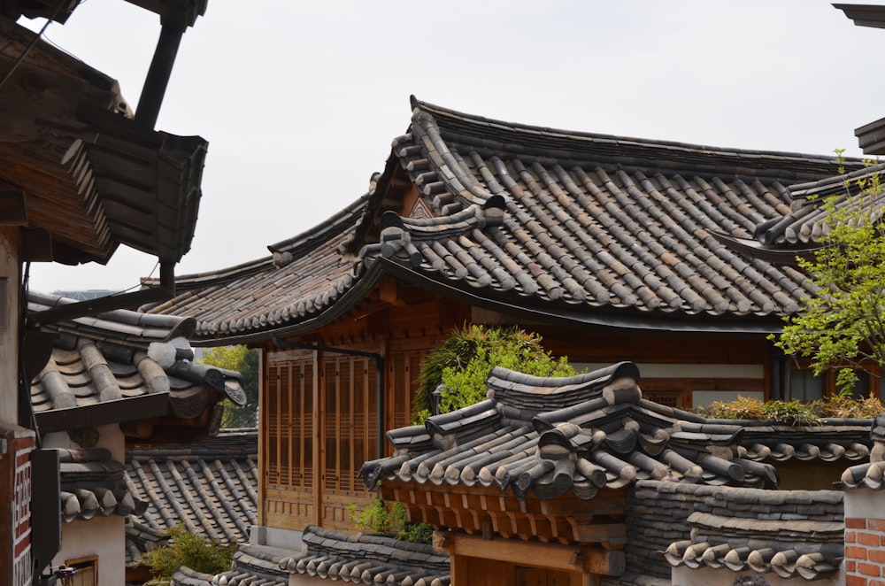 a building that has a bunch of roof tiles on it