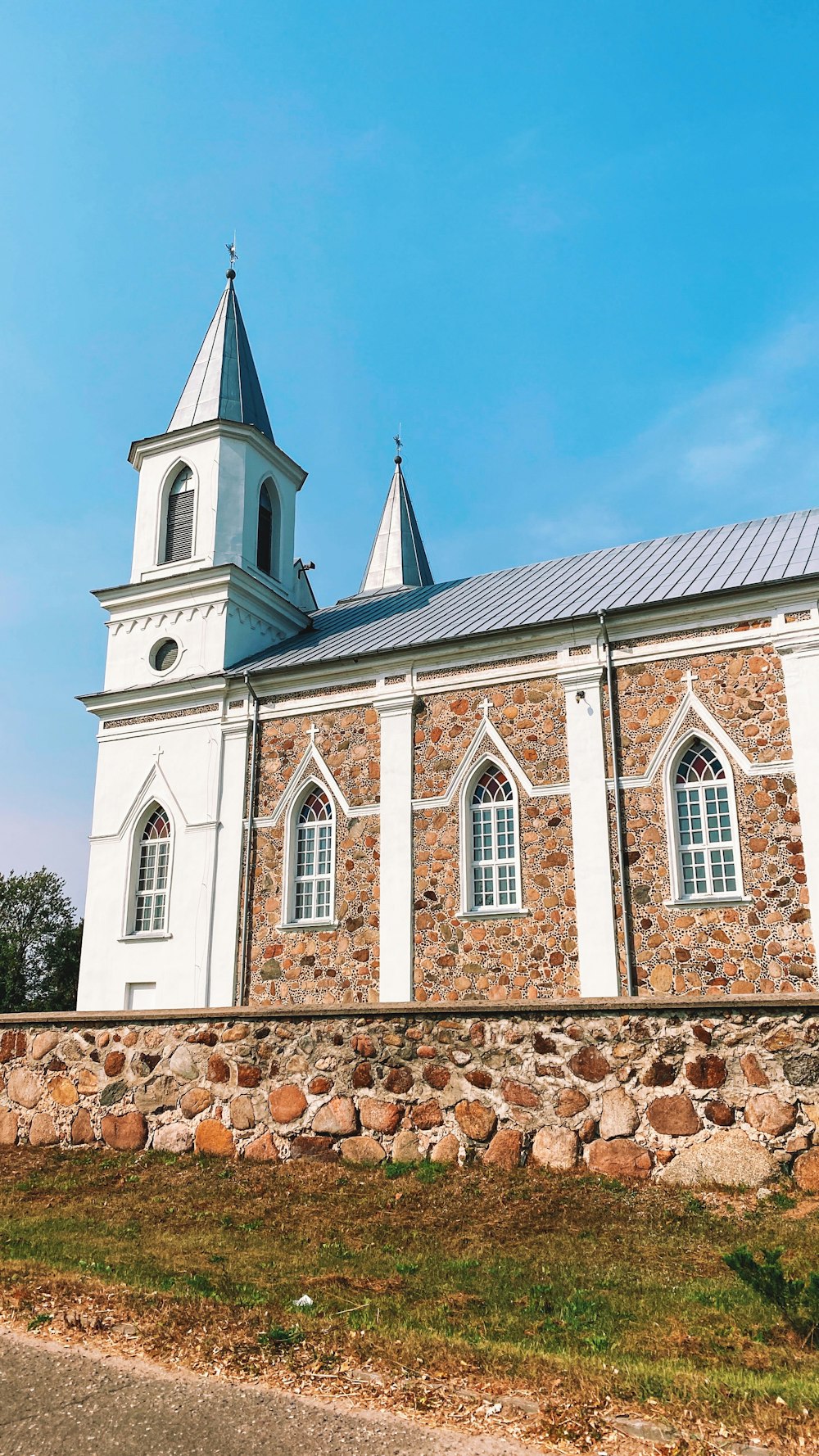 une église en pierre avec un clocher et deux fenêtres