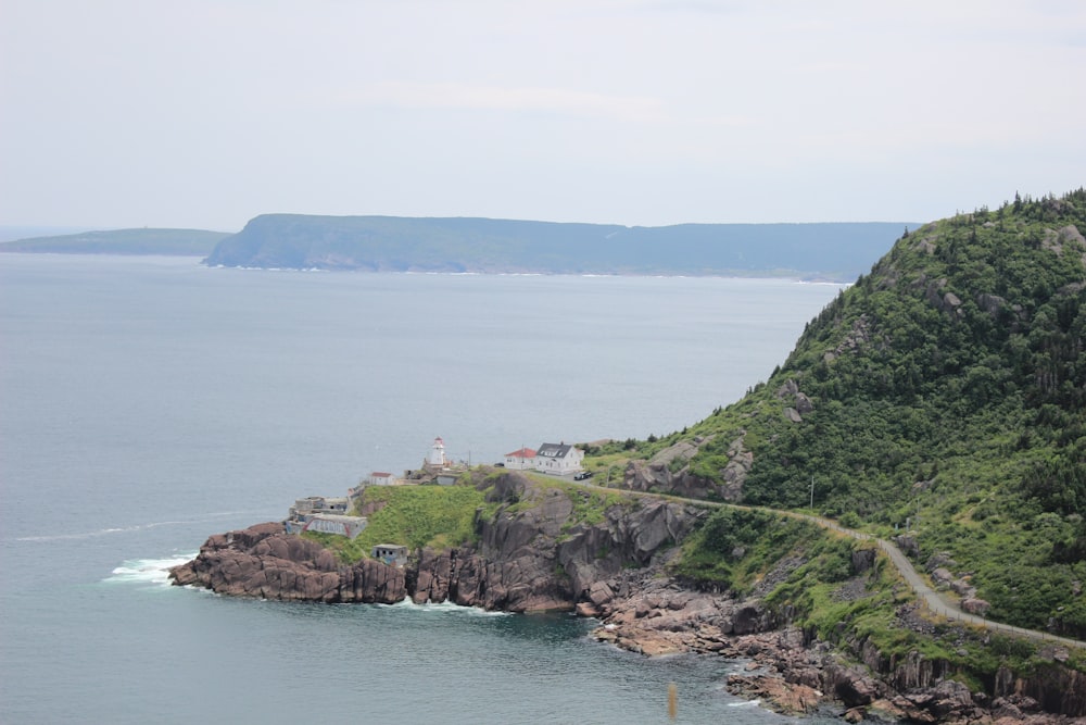 una vista panoramica sull'oceano e una strada