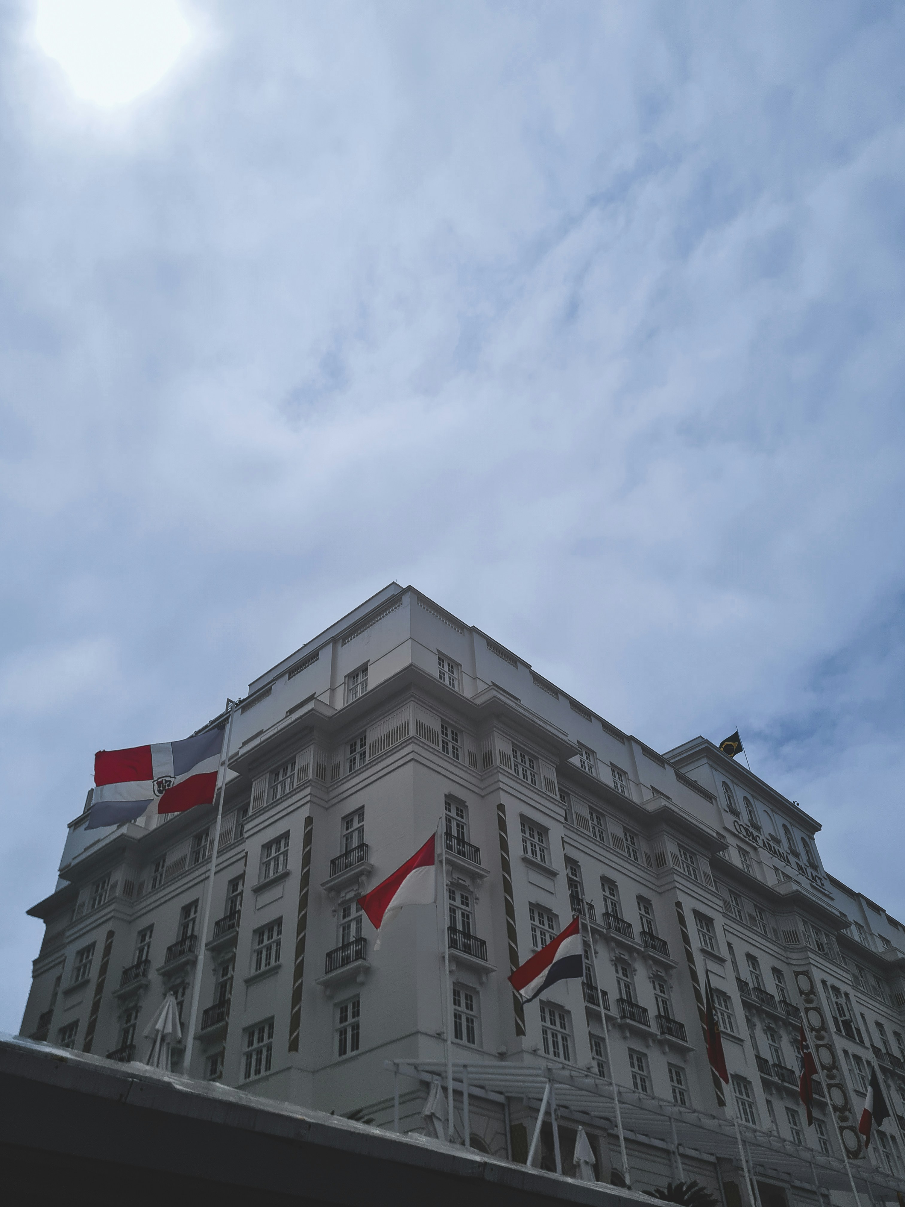 sebuah gedung tinggi dengan bendera di atasnya