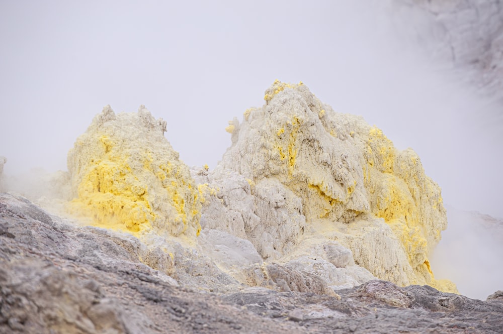 une montagne avec des roches jaunes et blanches au sommet