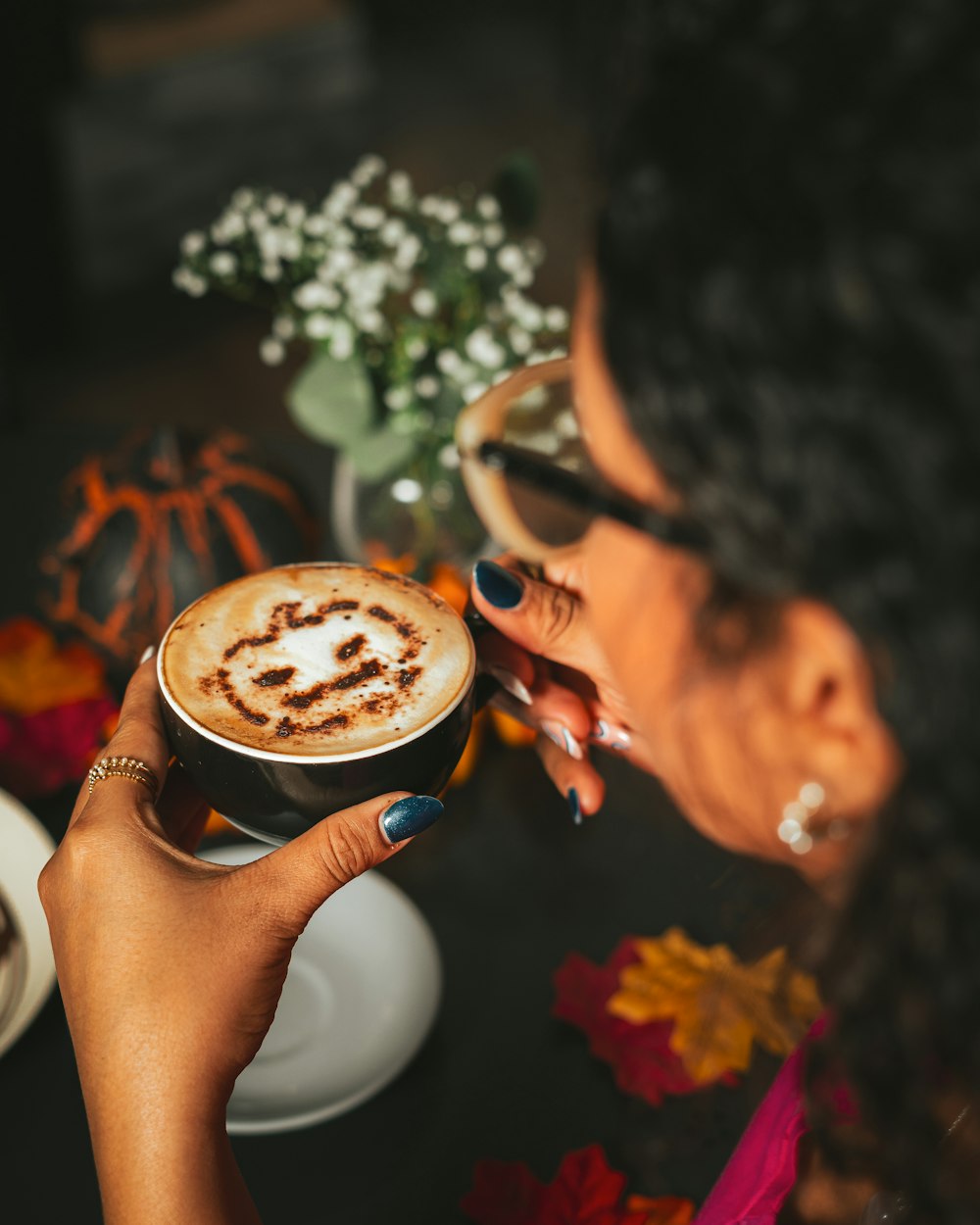 uma mulher segurando uma xícara de café com um rosto sorridente