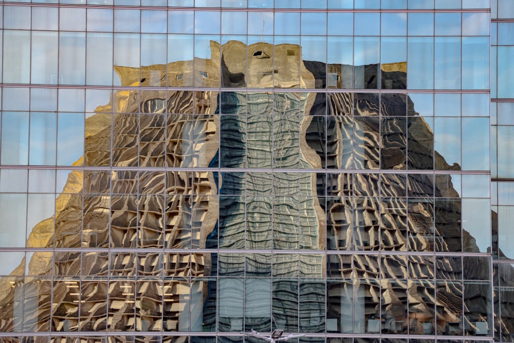 un riflesso di un edificio nelle finestre di un altro edificio