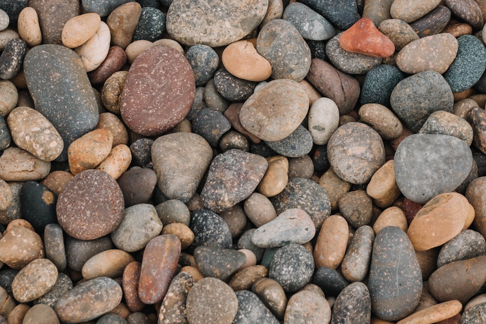 a close up of a bunch of rocks