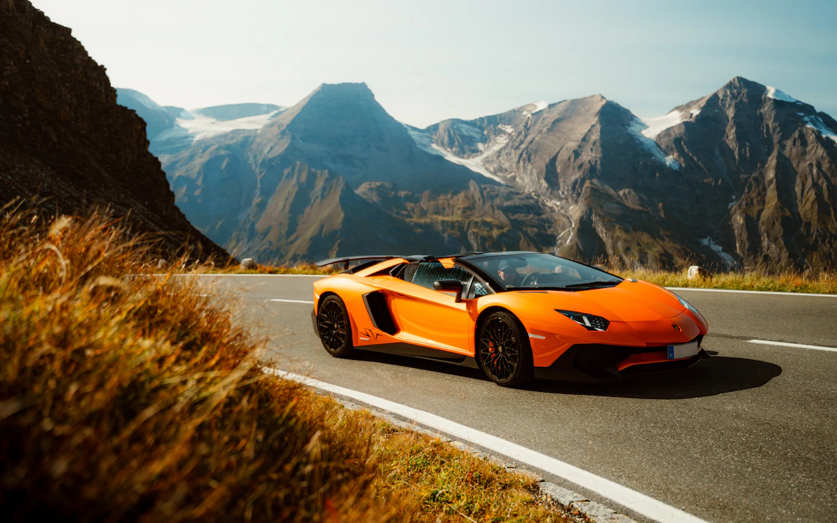 Lamborghini arancione su una strada panoramica
