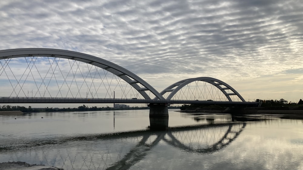 un puente que está sobre un cuerpo de agua