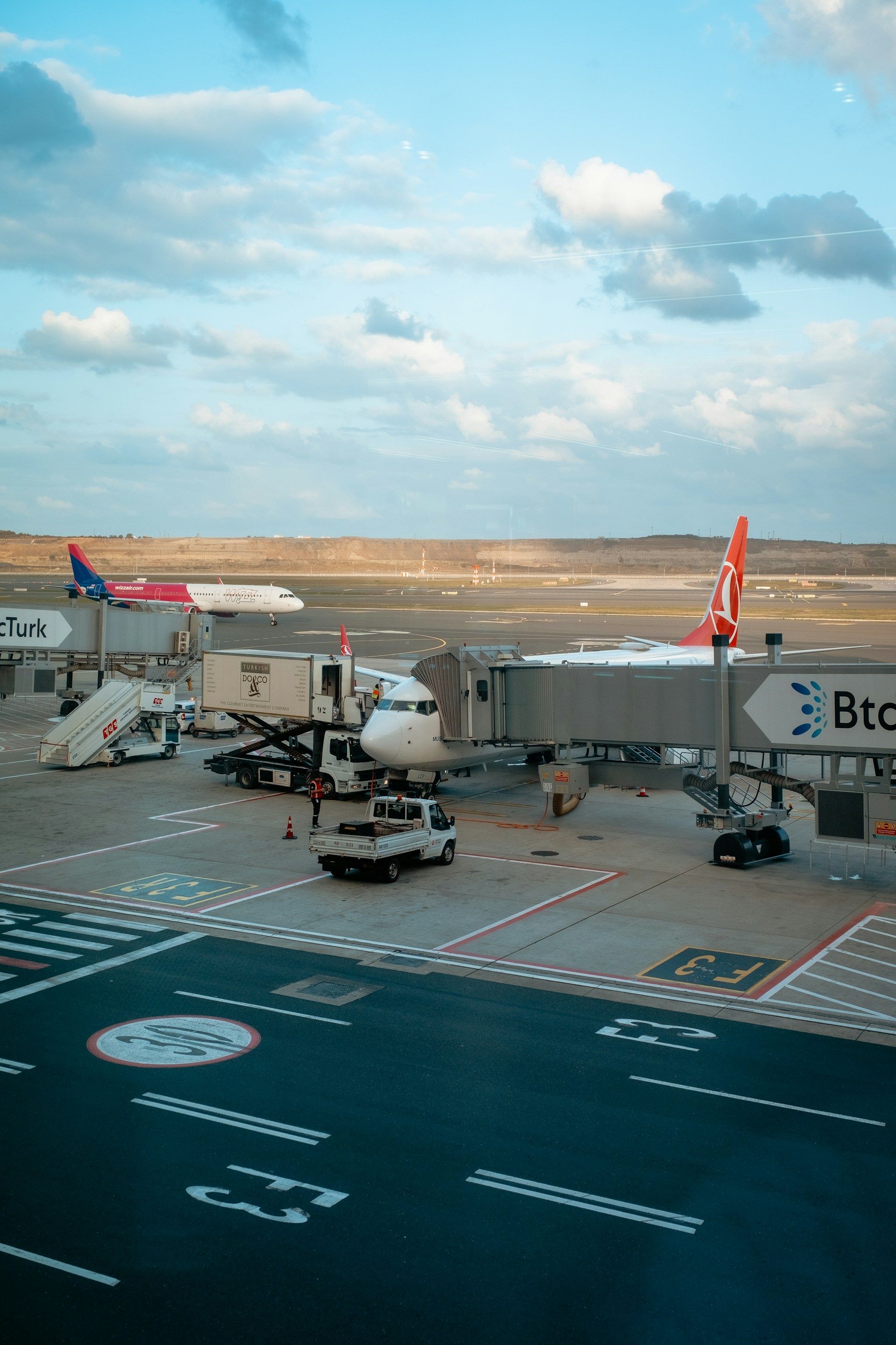 gray computer monitor