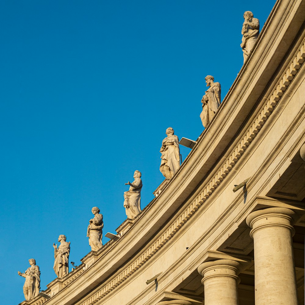 ein Gebäude mit Statuen auf der Spitze