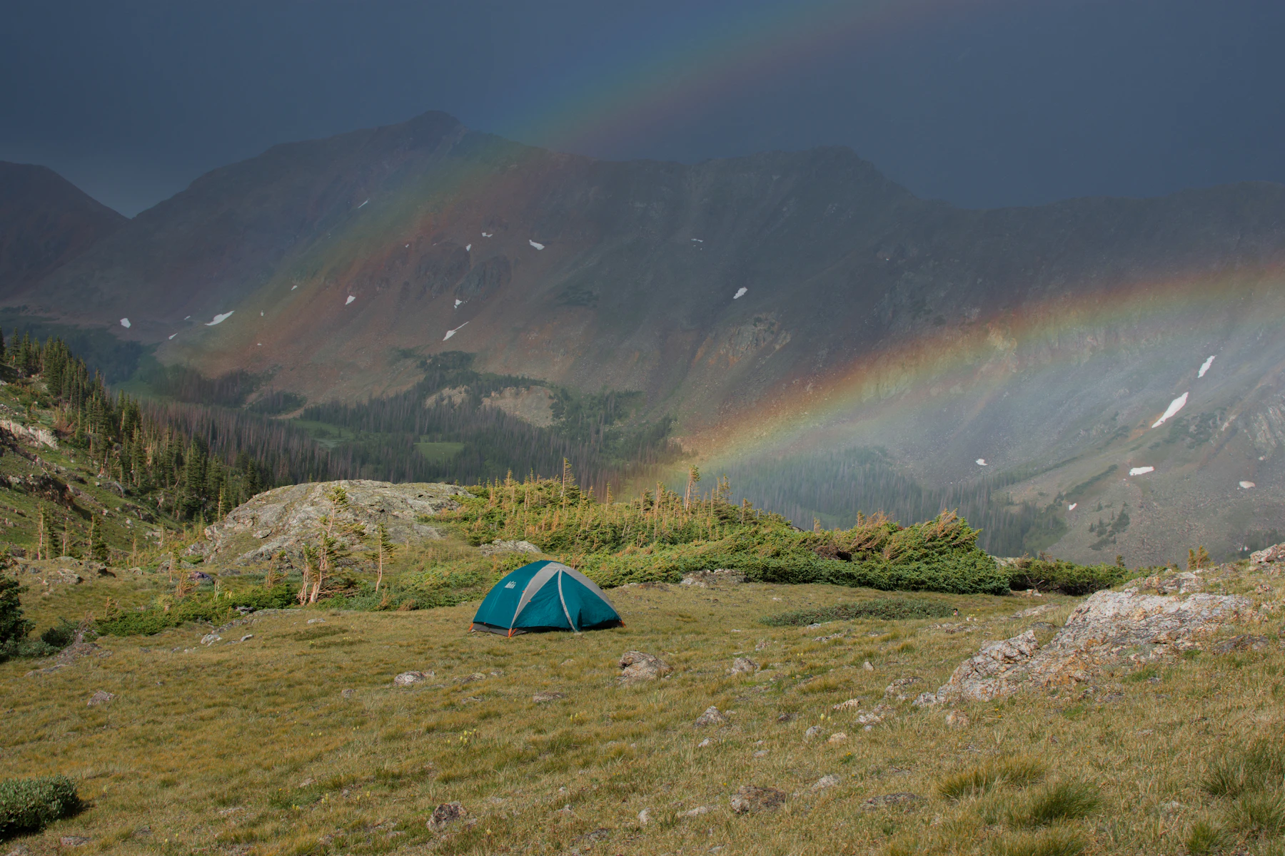 campamento en entorno de montaña para planificar mejor antes de acampar