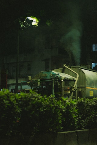 A vacuum truck operating at an oil field in Anzoátegui during sunset, highlighting industrial activity.