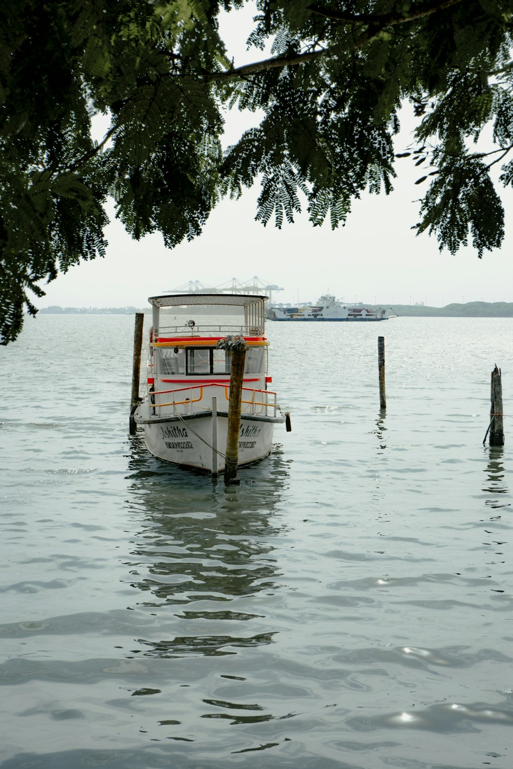 um barco flutuando em cima de um corpo de água