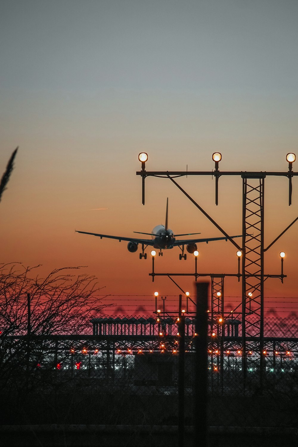 飛行機が空港の滑走路から離陸している