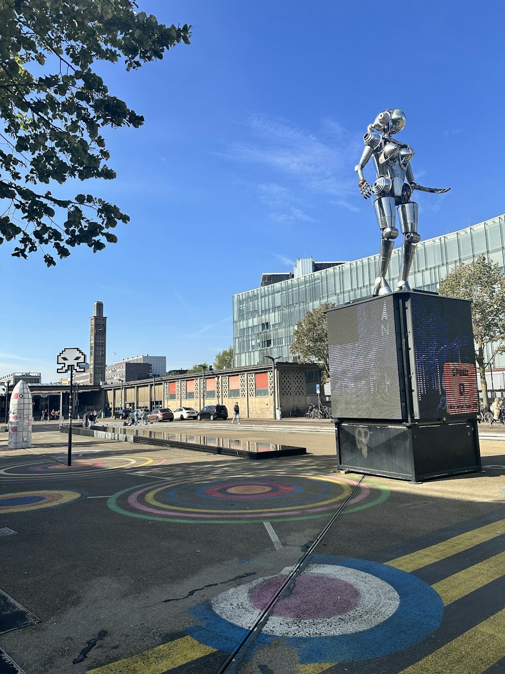 a statue of a man and a woman in a city