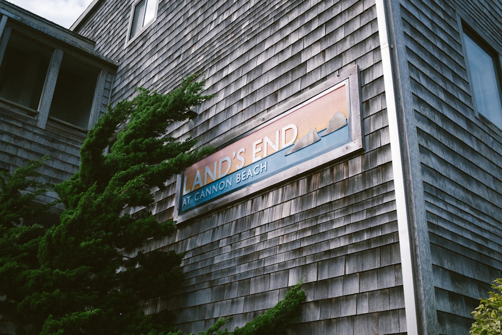 uma placa na lateral de um edifício de madeira