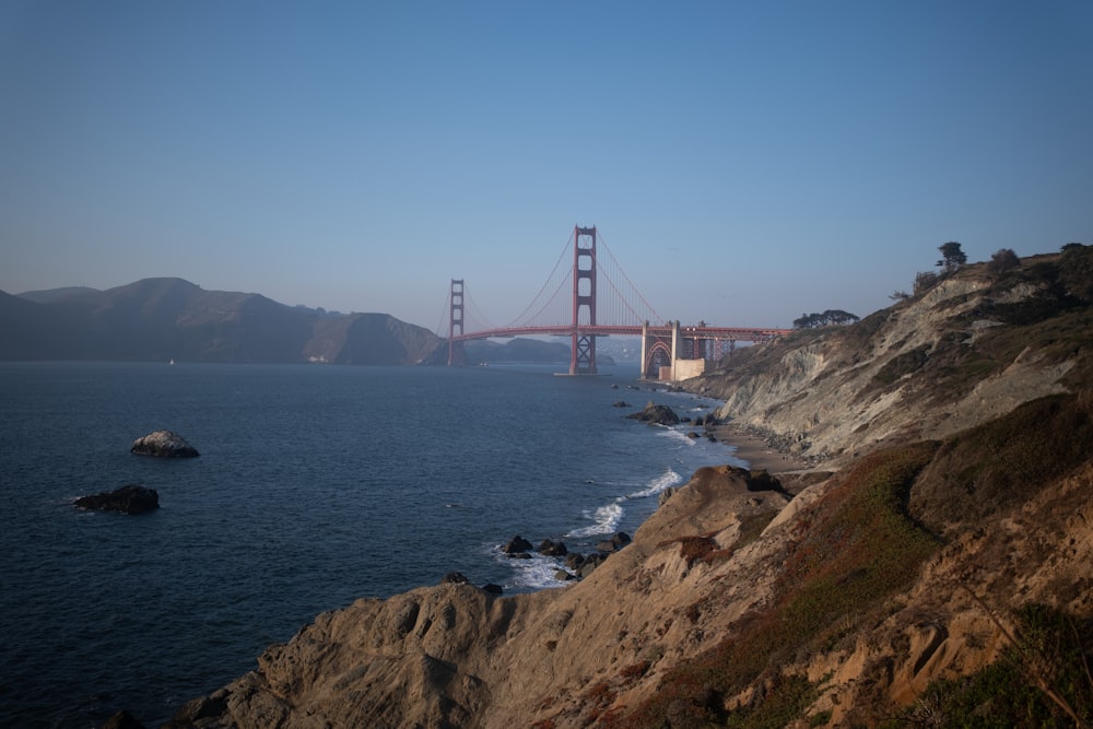 Una veduta del Golden Gate Bridge da una scogliera