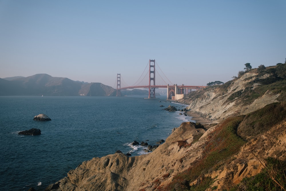 Una veduta del Golden Gate Bridge da una scogliera