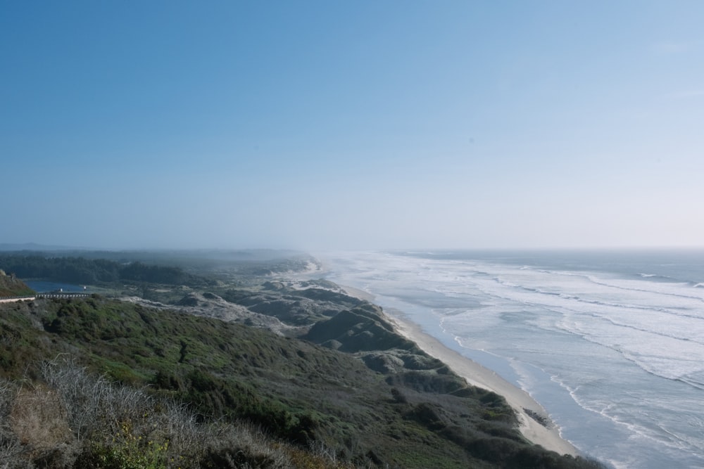 uma vista de uma praia de uma colina