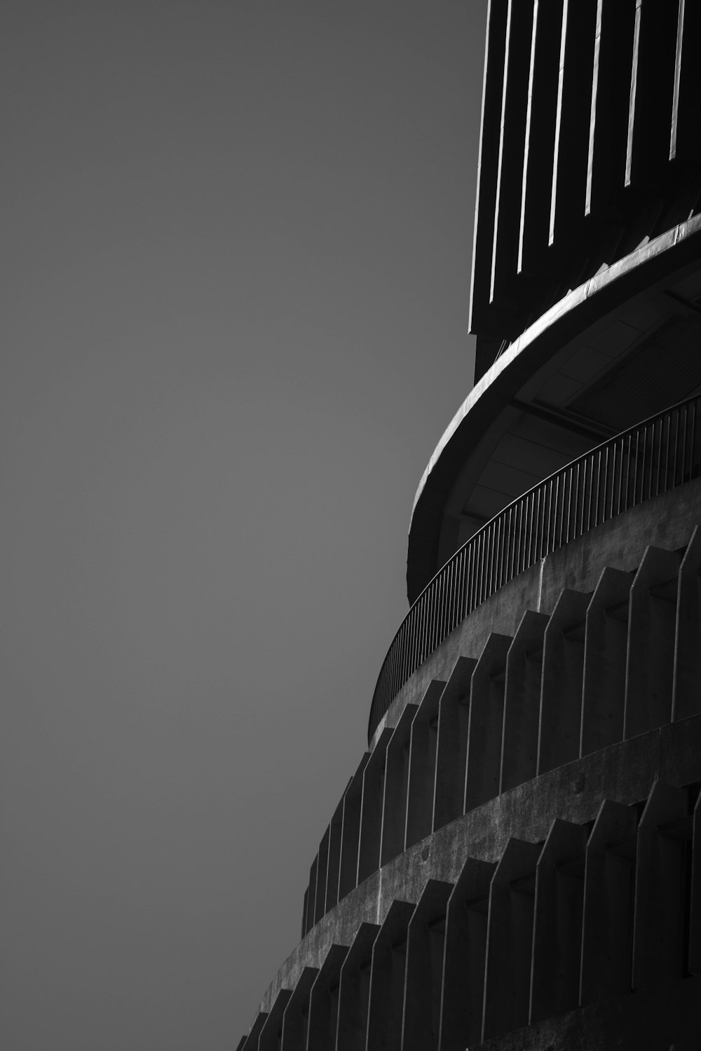 uma foto em preto e branco do topo de um edifício