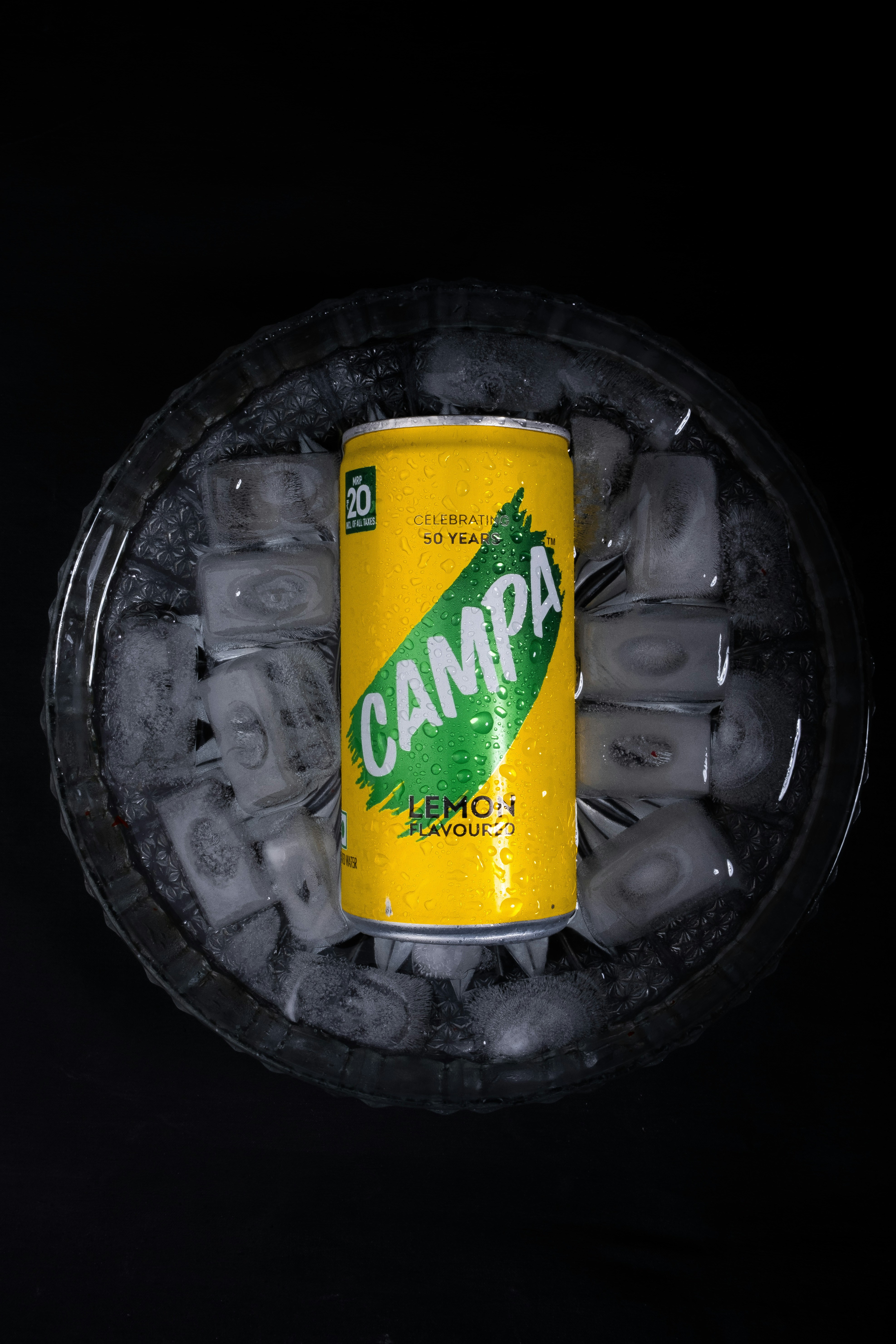 Eine Dose Campa-Bier auf Eiswürfeln