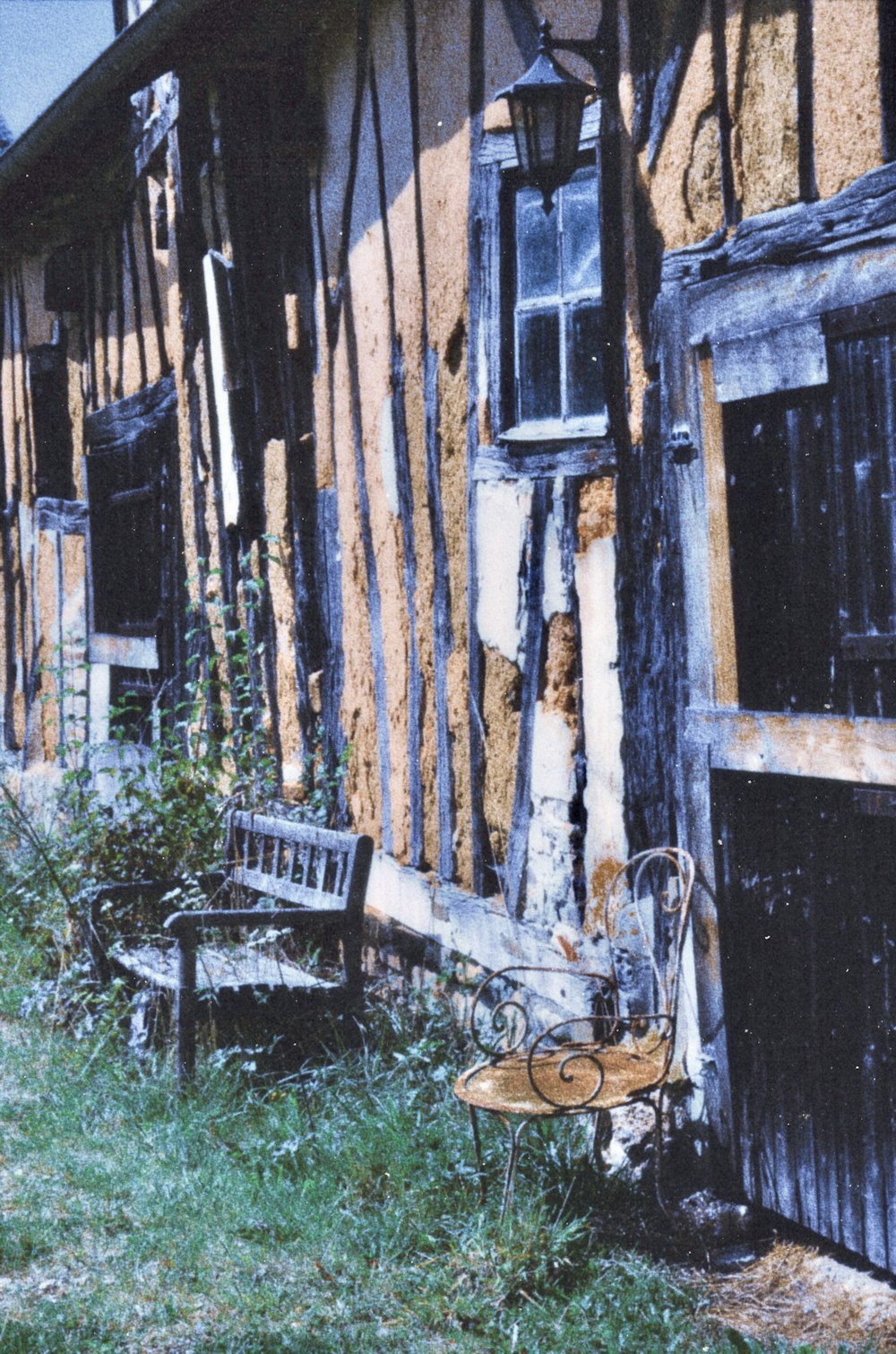 a wooden bench sitting next to a building