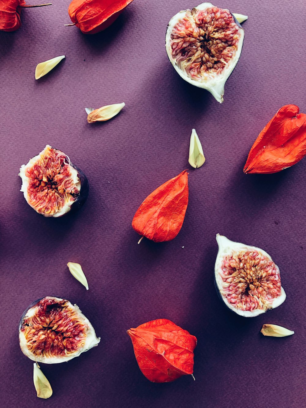 un ramo de flores que están sobre una mesa