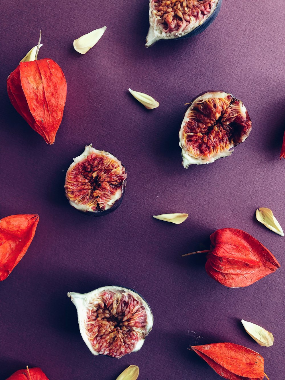 un racimo de frutas que están sobre una superficie morada