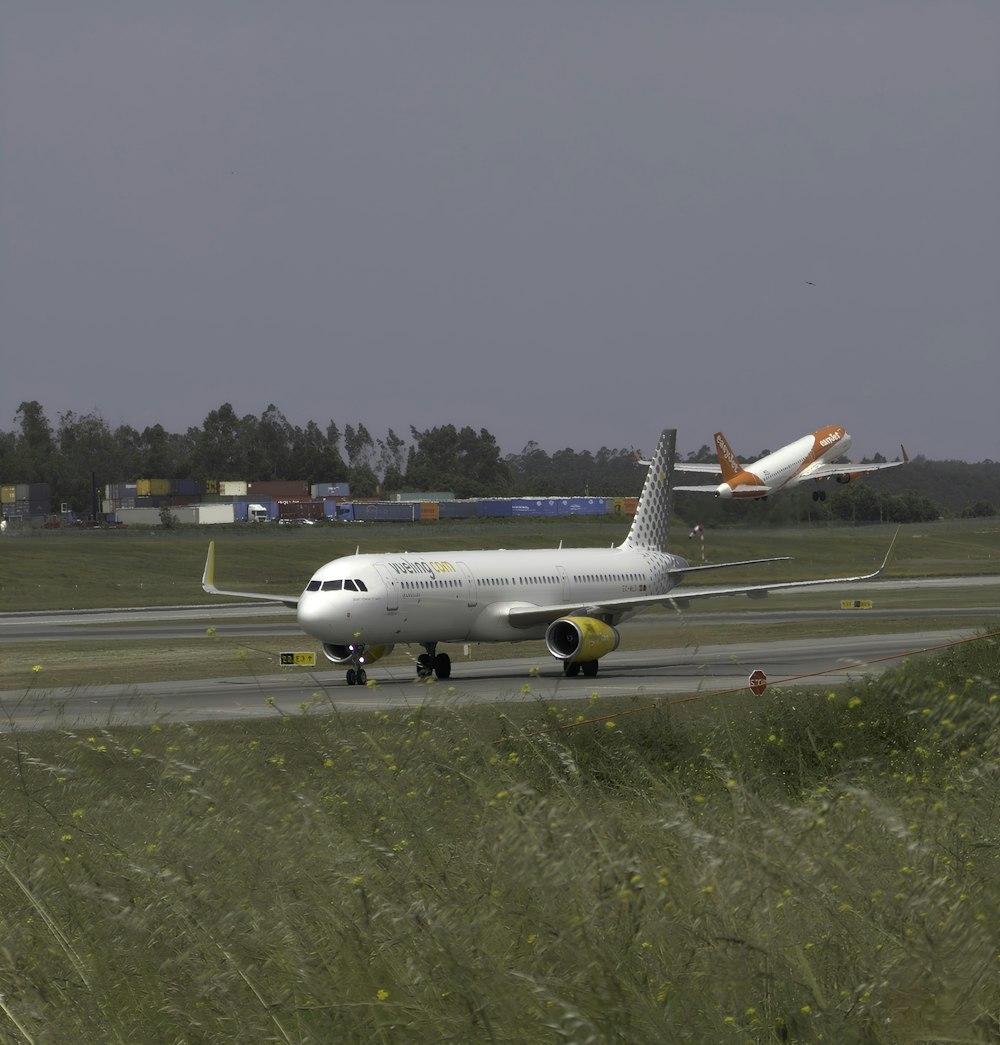 un gros avion de ligne assis au sommet d’une piste d’aéroport