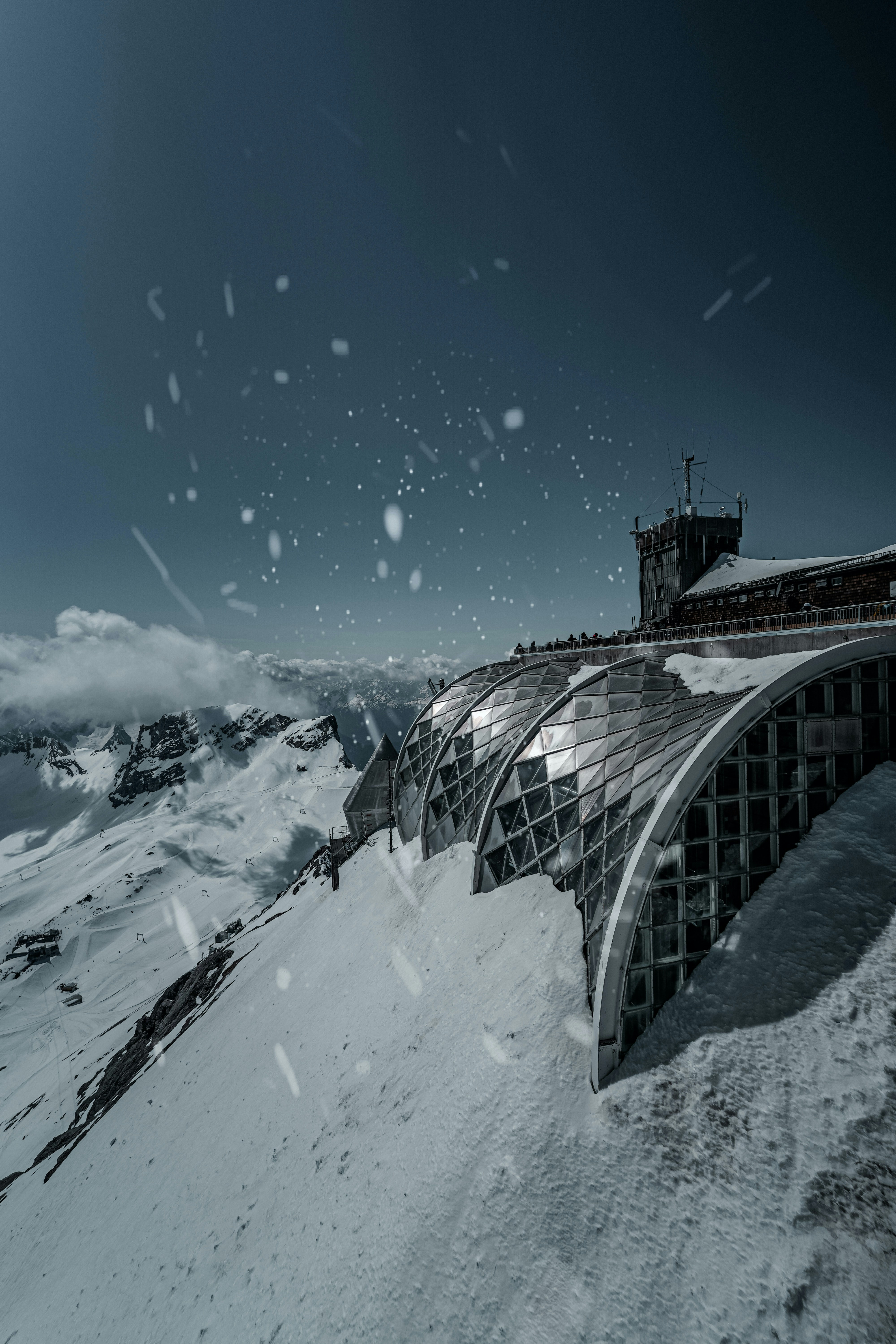 uma montanha coberta de neve com um edifício no topo