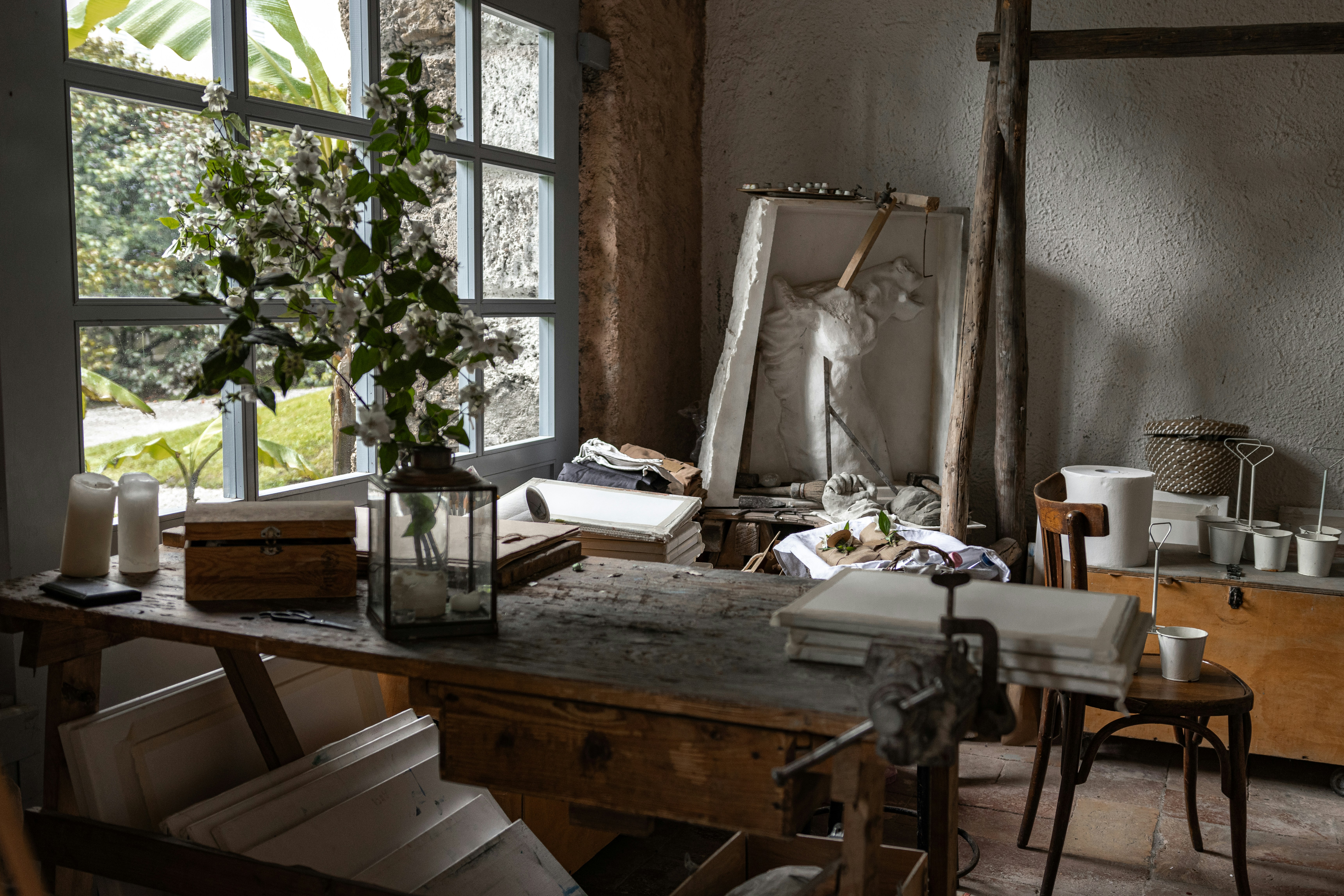 rustic craft room aesthetic, wallpaper, Beginner-Friendly Jewelry Making: Relaxing Crafts for Your Home 5