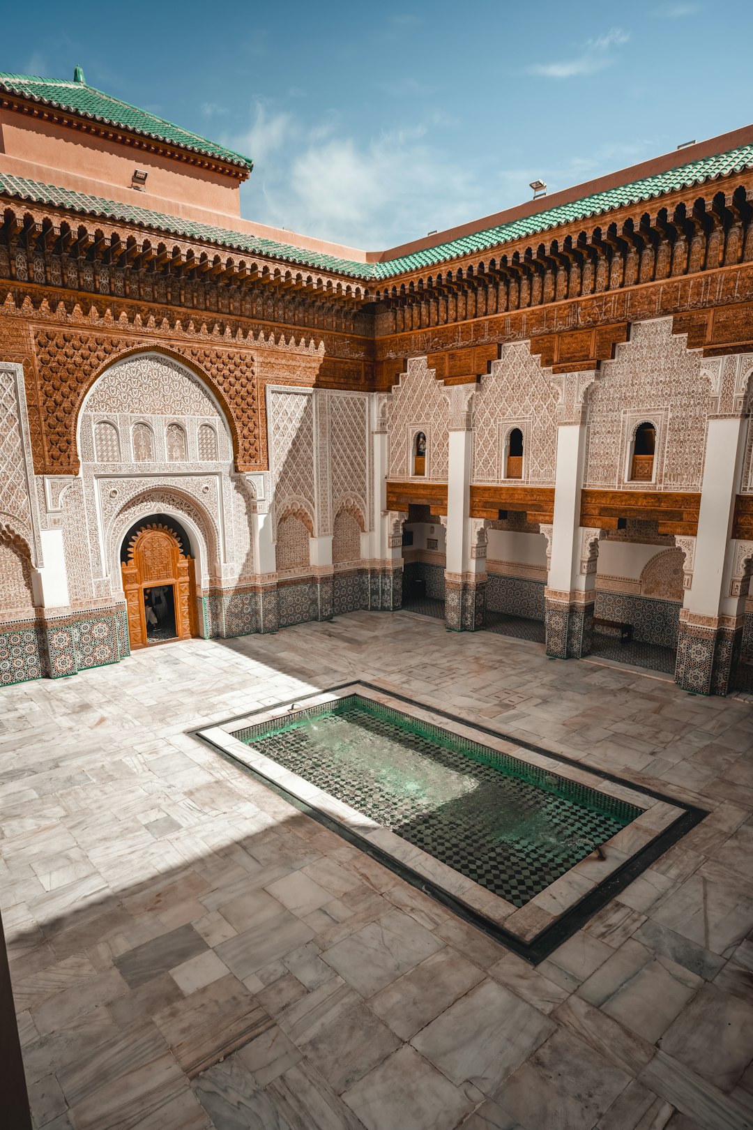 a courtyard with a fountain in the middle of it