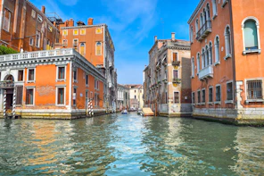 Canal entre edificios con historia en Italia 