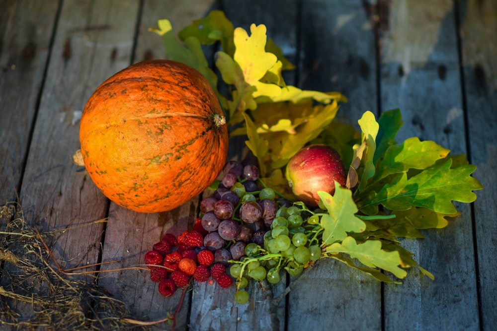 ein Haufen Obst und Gemüse auf einem Holztisch