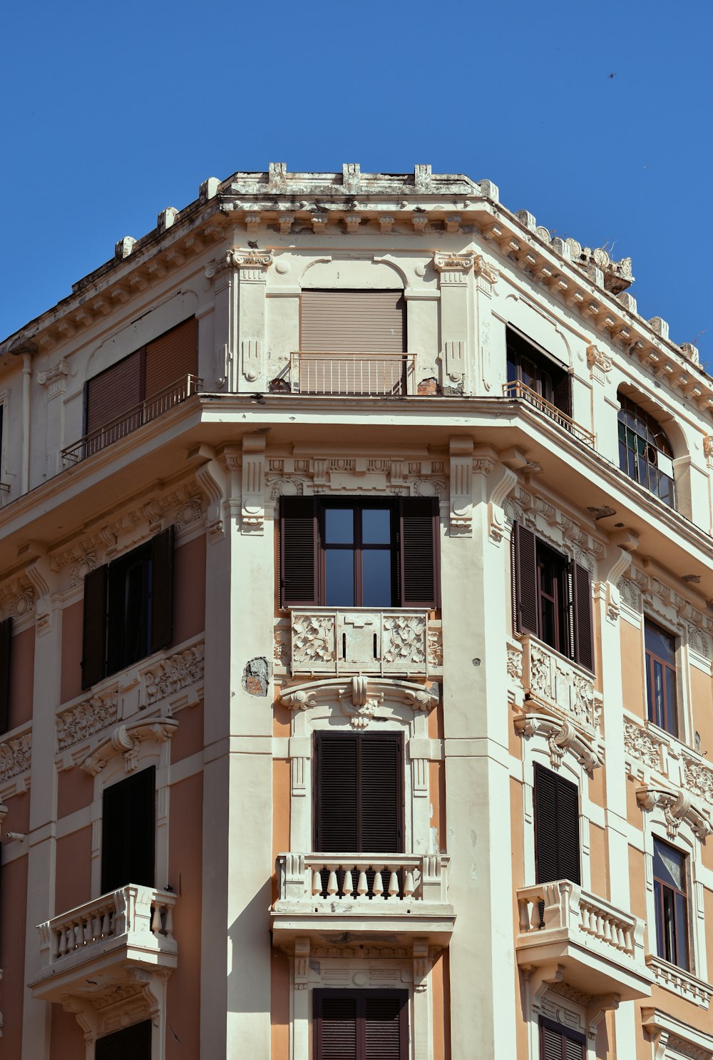 Un edificio alto con balconi e balconi in cima