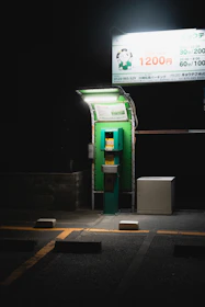 Animated neon green checkmark confirming payment release after parking spot handover.