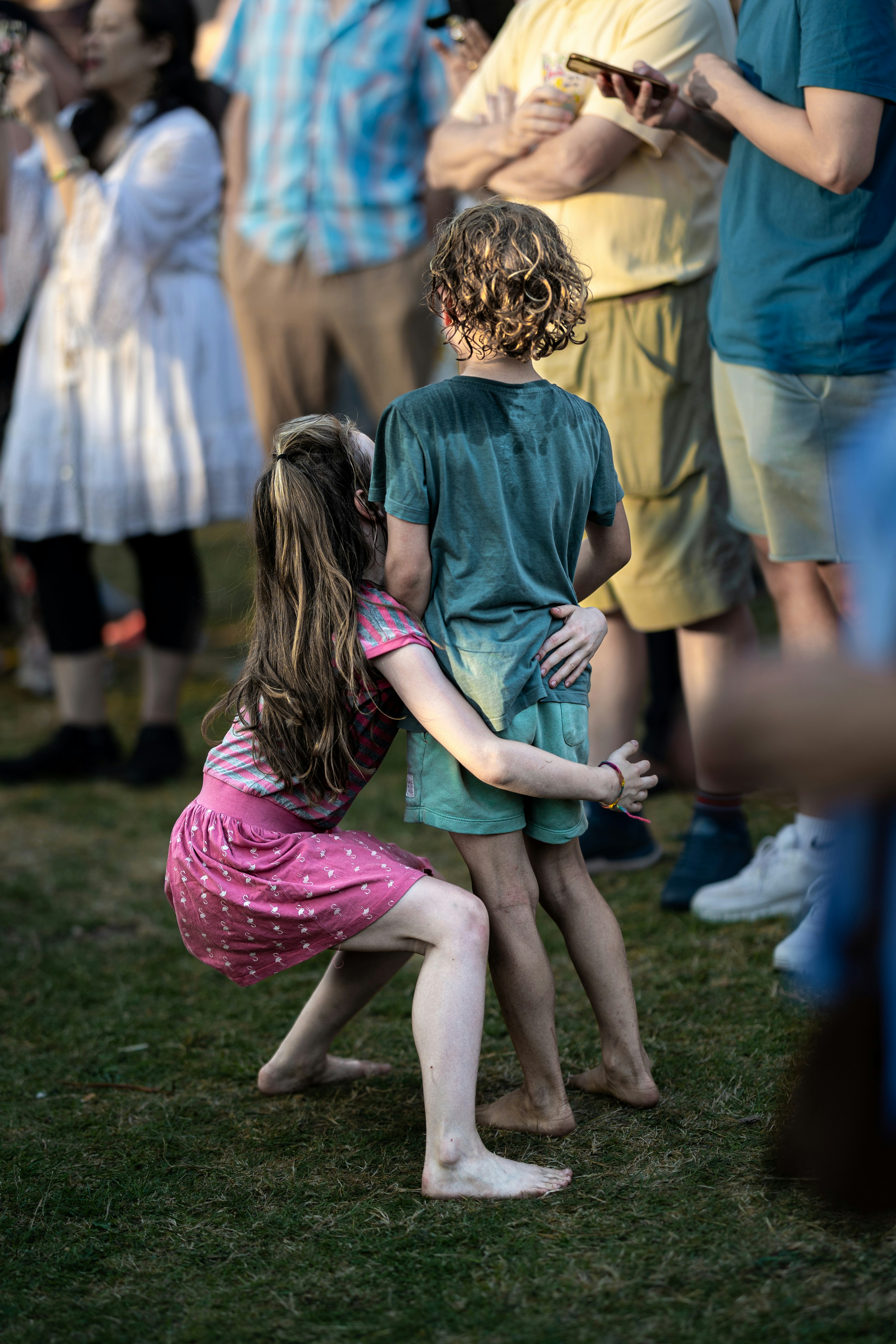 ein paar Kinder, die im Gras stehen