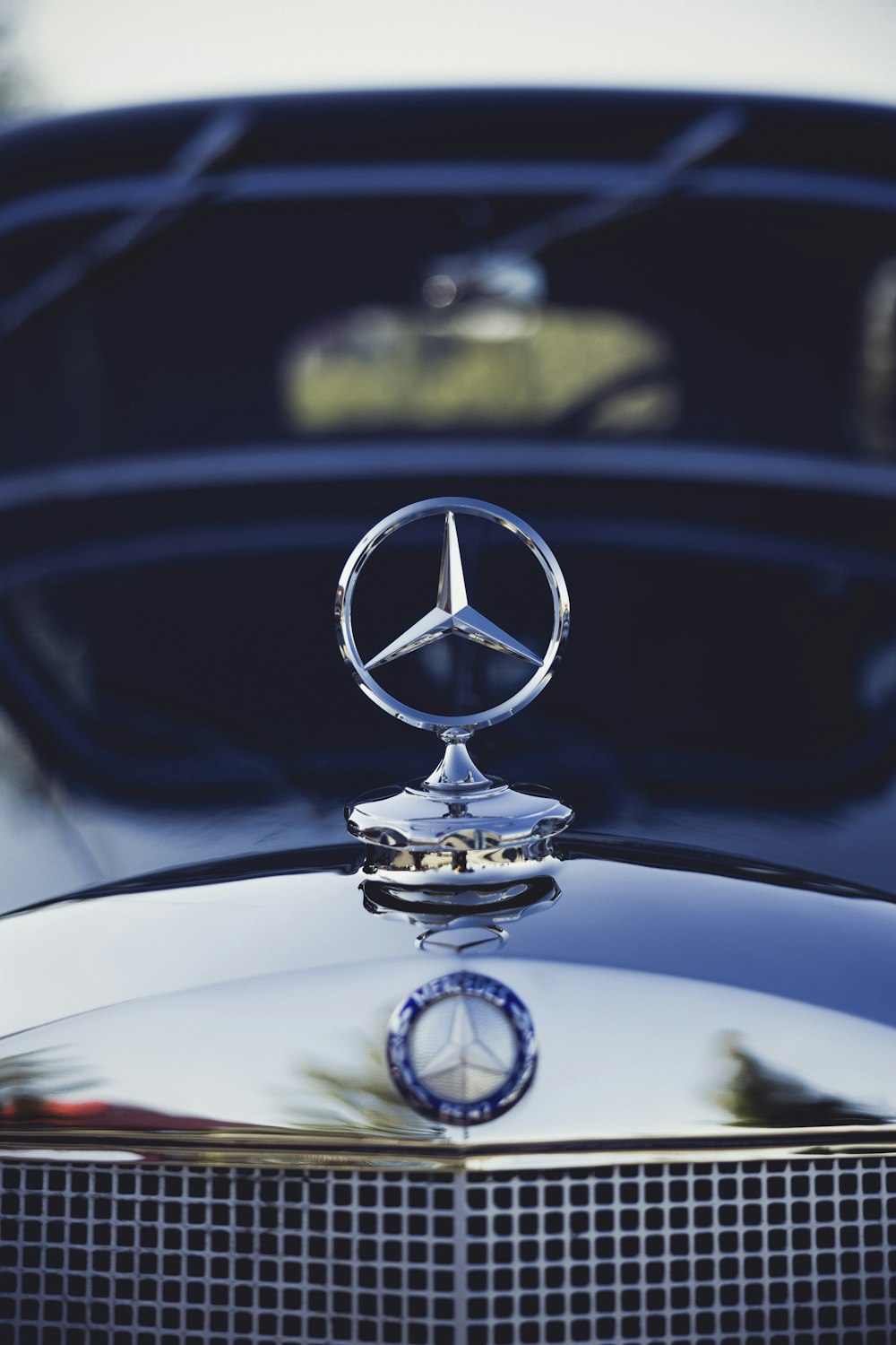 a close up of a mercedes emblem on a car