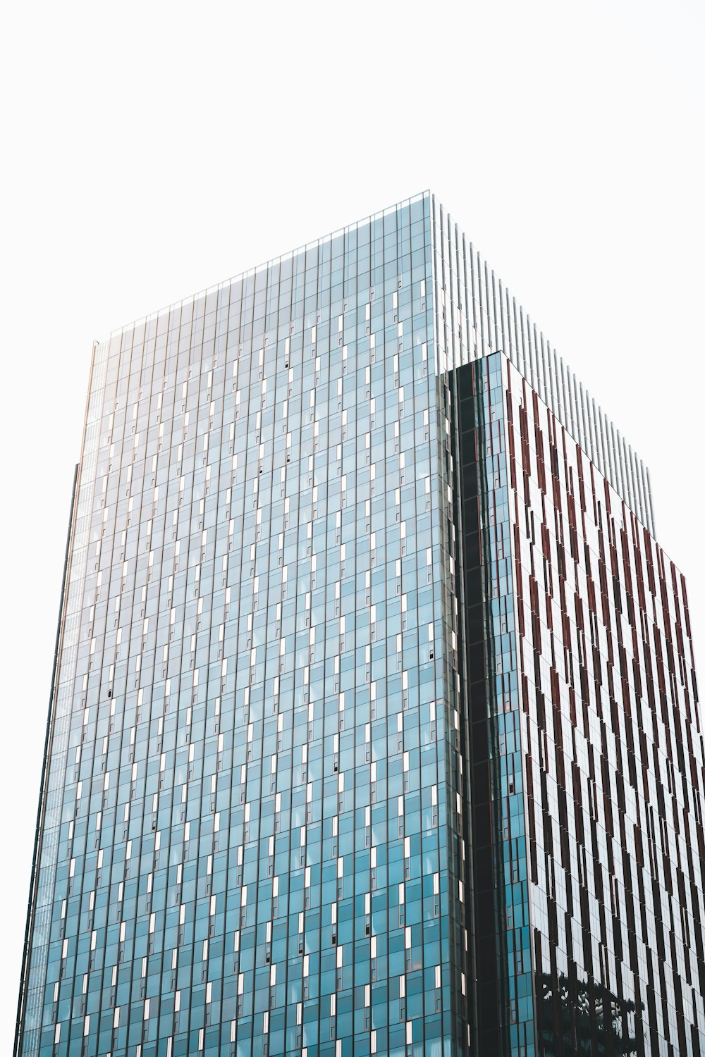 Un edificio molto alto con molte finestre