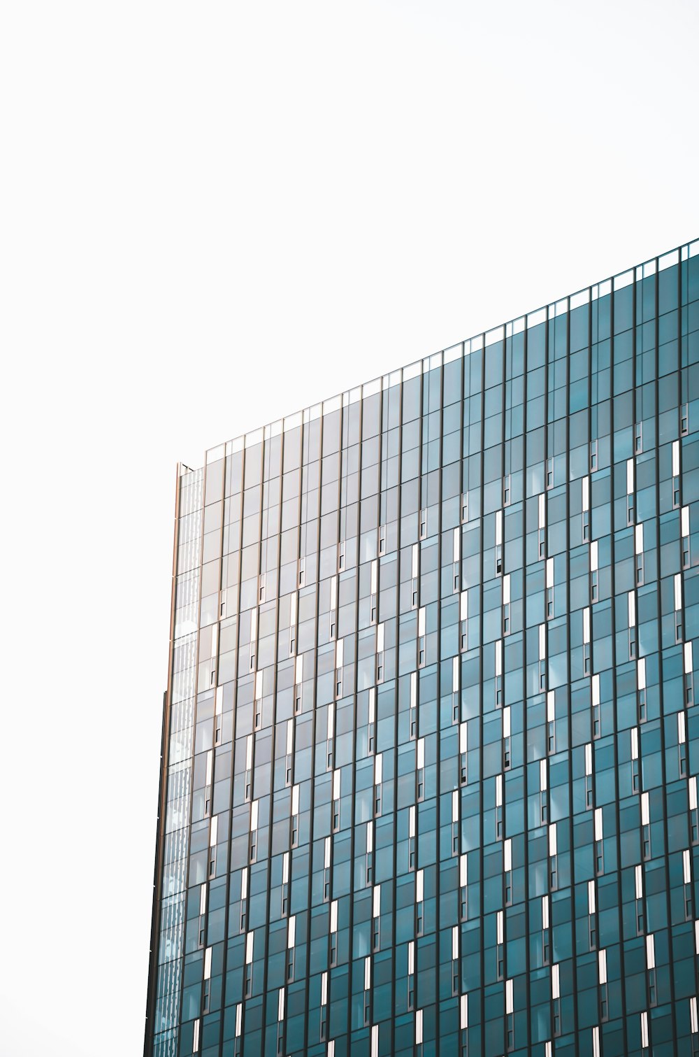 Un edificio molto alto con molte finestre