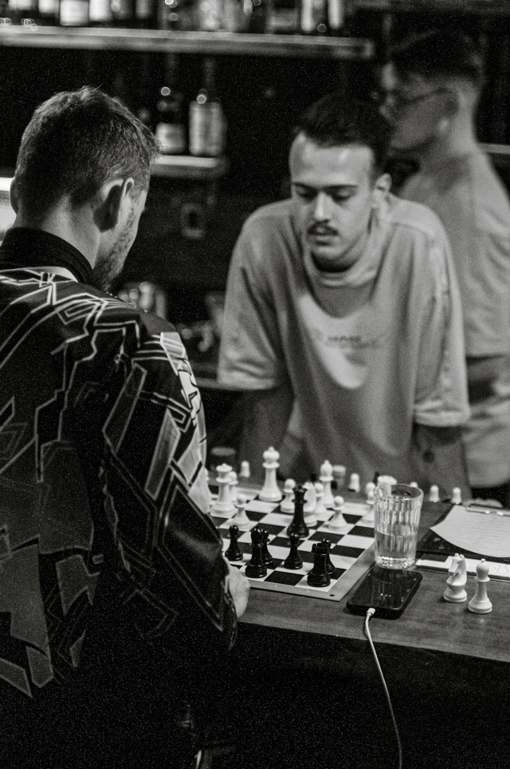 un groupe d’hommes jouant à une partie d’échecs