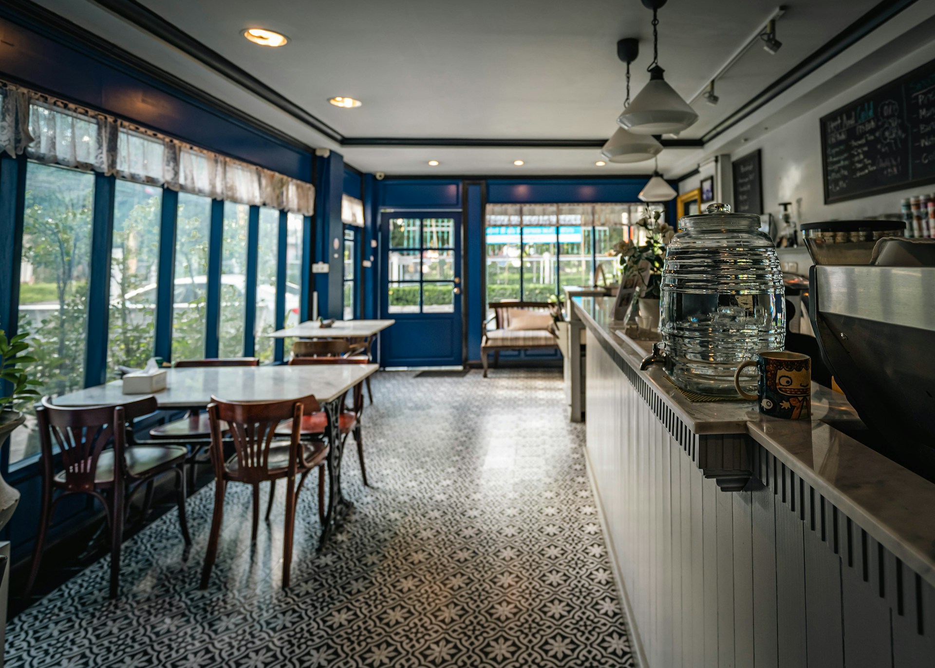 gray computer monitor